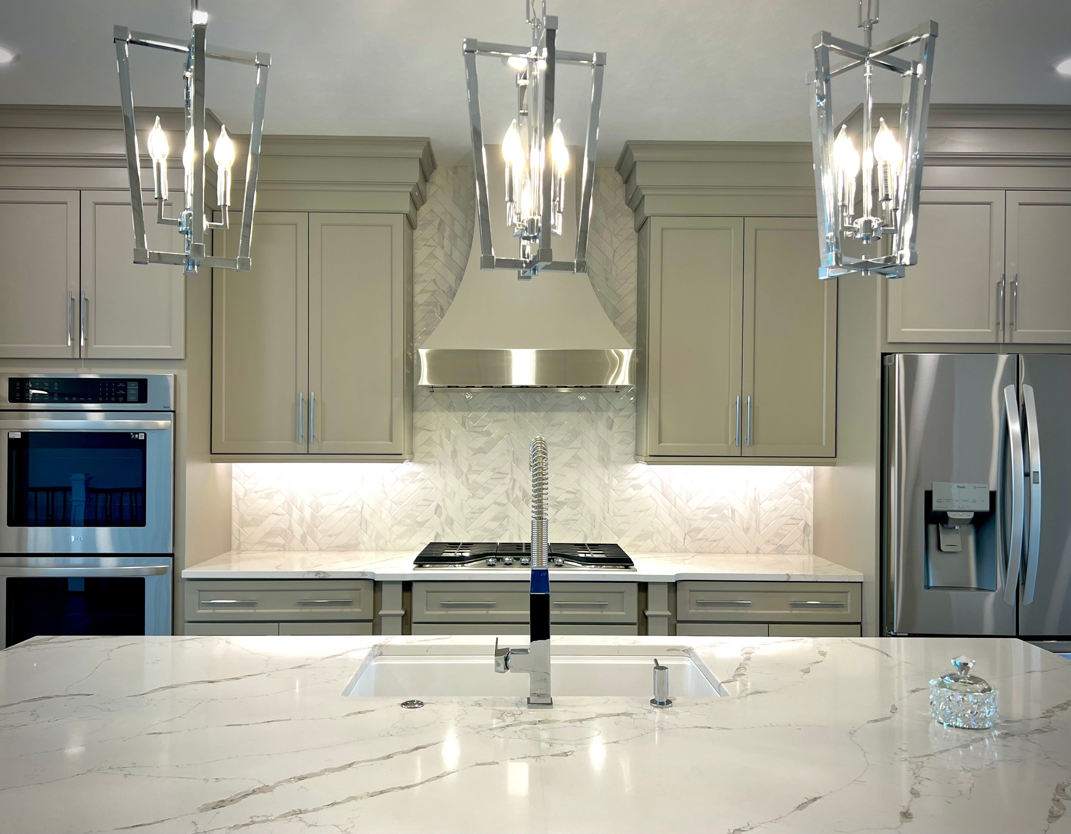 Effortlessly Chic: House of Effy's Contemporary Kitchen Designs Redefi