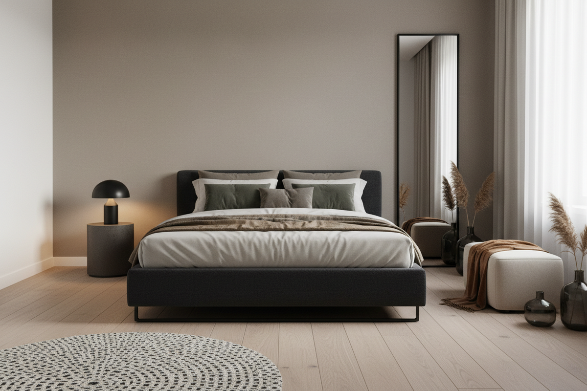 BEDROOM WITH BED AND LAMP